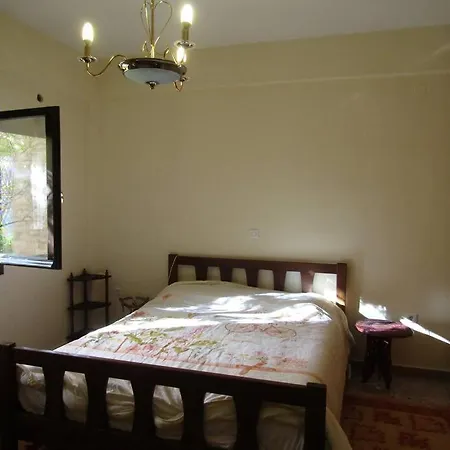 Ανάμεσα στα Έλατα *