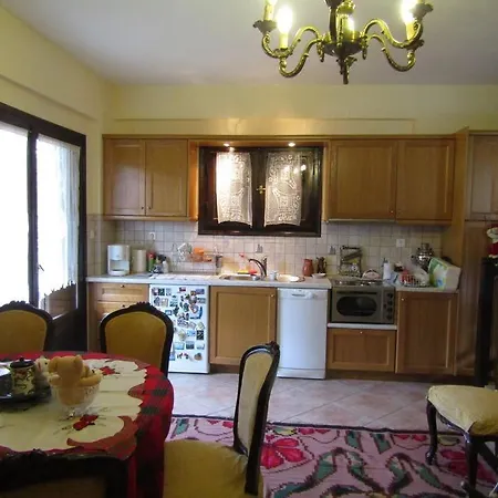 Ανάμεσα στα Έλατα